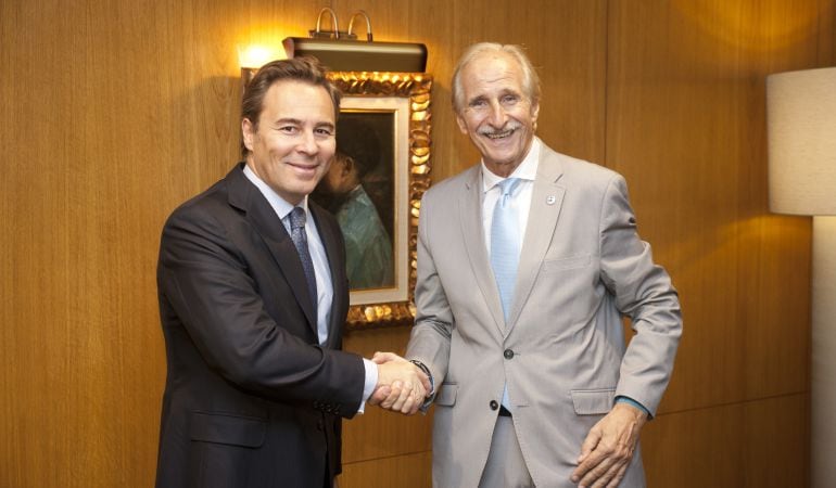 Dimas Gimeno (izquierda), presidente de El Corte Inglés y Carmelo Angulo, presidente de UNICEF.