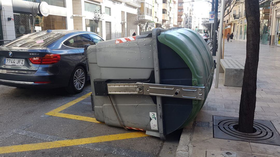 Contenedor en la Avinguda d&#039;Alacant de Gandia tumbado por el viento 