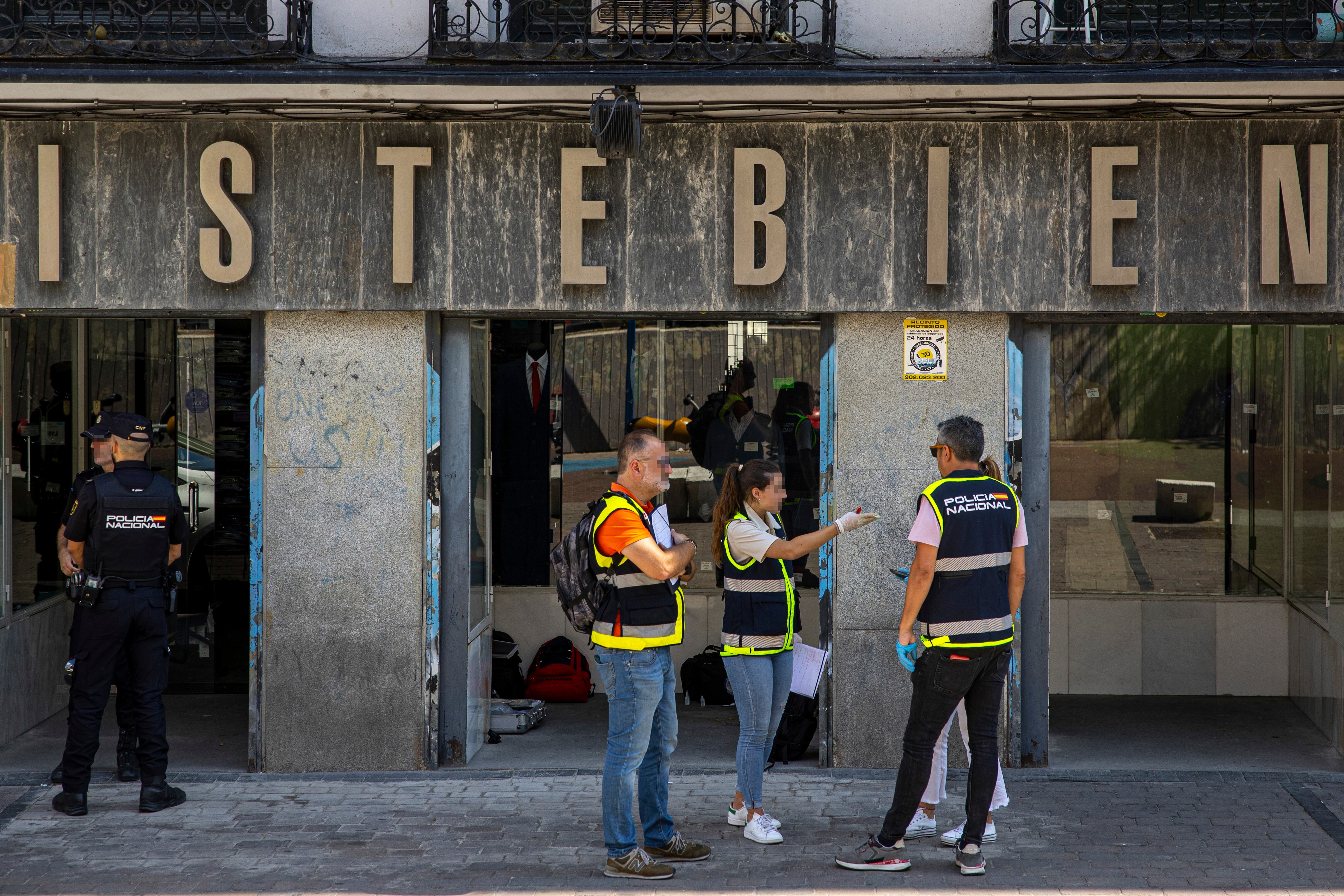 Agentes de la Policía Nacional investiga un homicidio en una tienda de ropa este lunes en Madrid. Una mujer de 61 años ha muerto apuñalada este lunes en el interior de la tienda de ropa que regentaba en la madrileña plaza de Tirso de Molina, en el distrito Centro de la capital