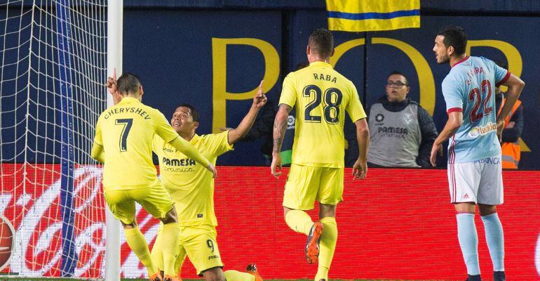 Carlos Bacca celebra un gol ante el Celta de Vigo