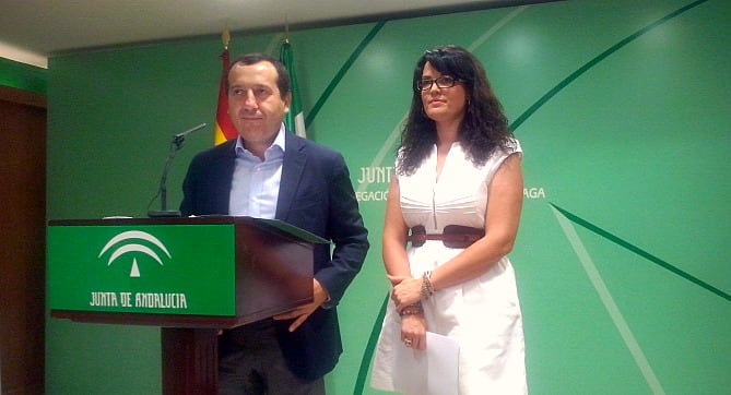 José Luis Ruiz, Delegado del Gobierno y Soraya García, Coordinadora del Instituto Andaluz de la Juventud en la presentación del programa de ayudas