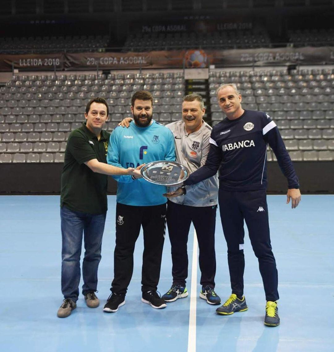 Los cuatro entrenadores posan con el trofeo