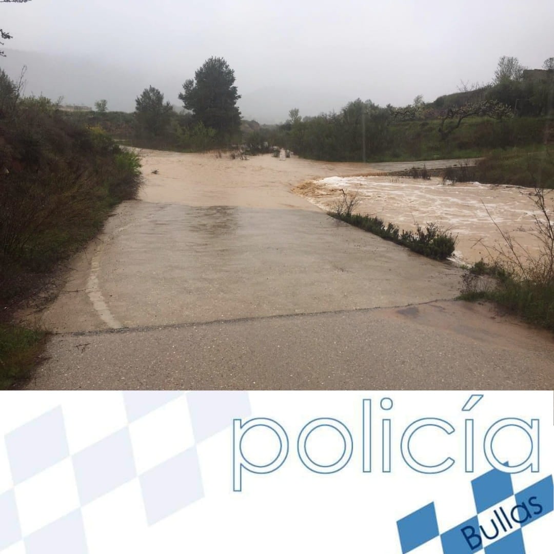 Camino cortado sobre el cauce del río Mula debido a la crecida de sus aguas en Bullas (Murcia)