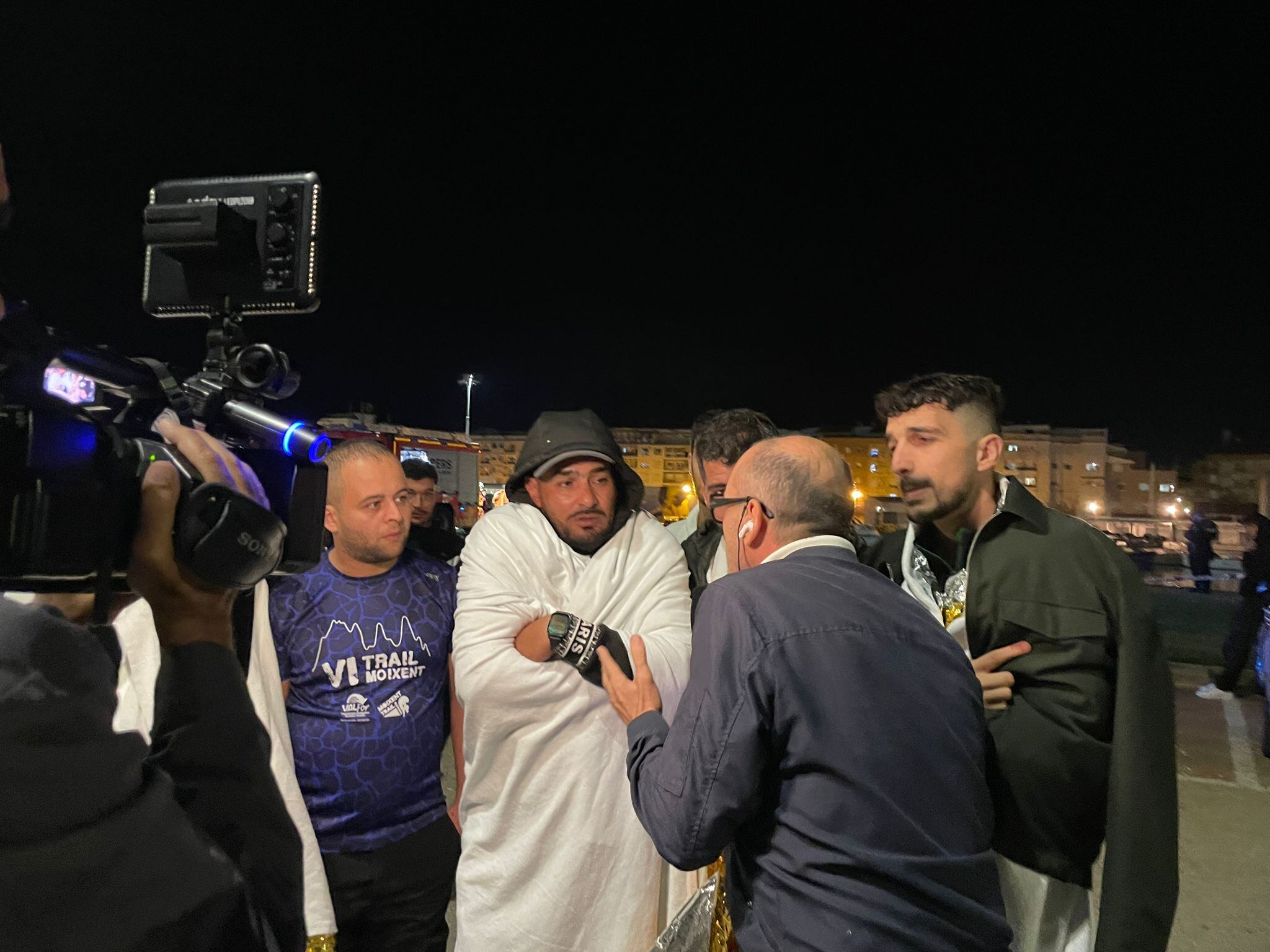 Los cuatro jóvenes que se han lanzado al auga, entrevistados por Radio Gandia y Telesafor.