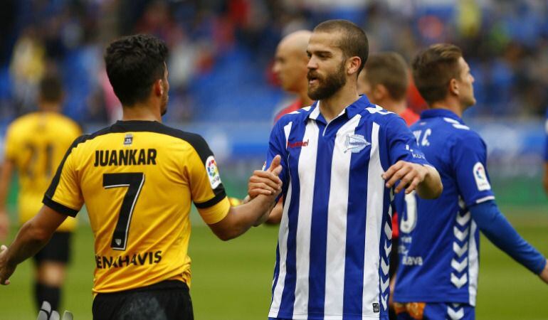 Juankar y Laguardia se saludan tras el partido.