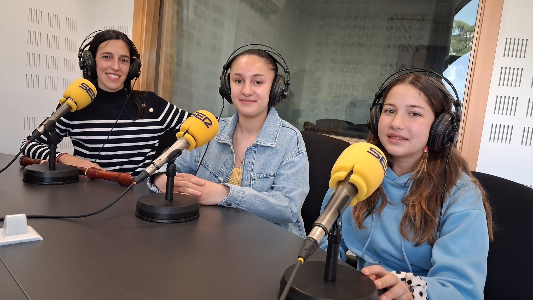 Marina Cruz, profesora de Música en el IES África de Fuenlabrada, se ha pasado por nuestros estudios junto con dos de sus alumnas (Paula y Naia)