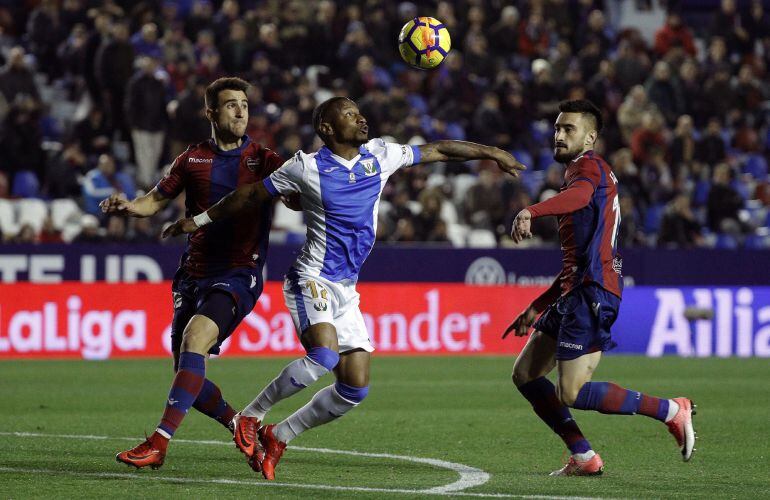 El delantero francés del Leganés, Claudio Beauvue con el balón ante los jugadores el Levante UD, Sergio Postigo y Erik Cabaco.