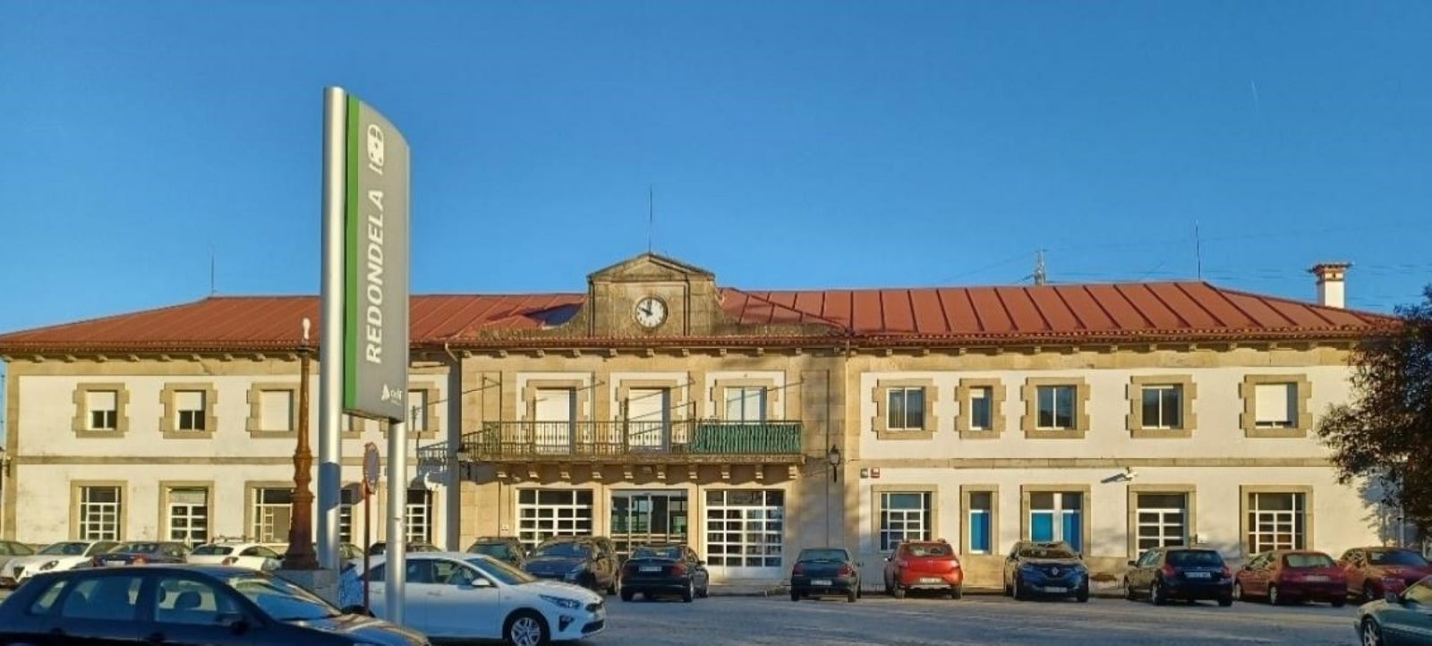 Fachada de la estación de tren de Redondela.