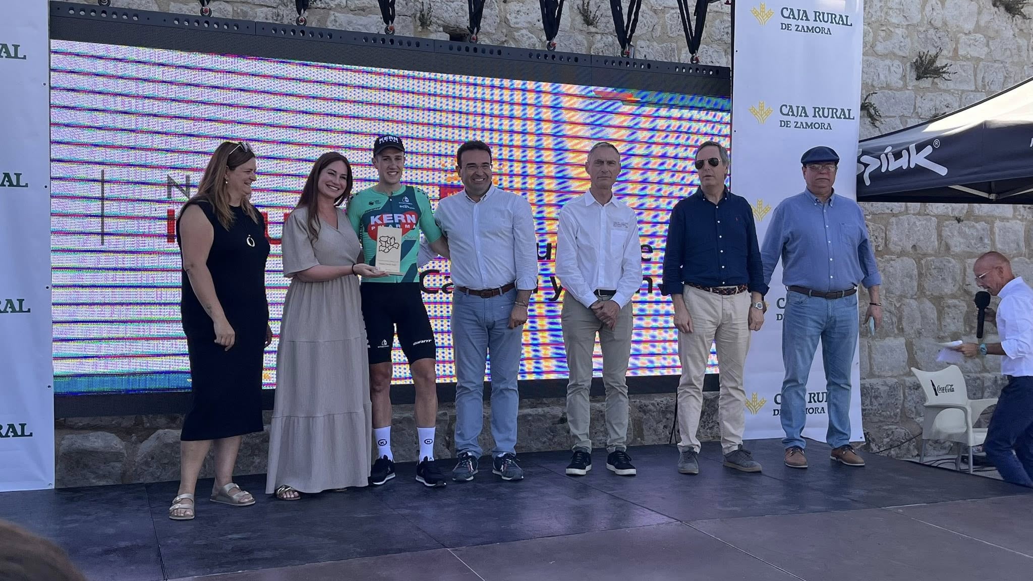 Entrega del trofeo en el monumento peñafielense
