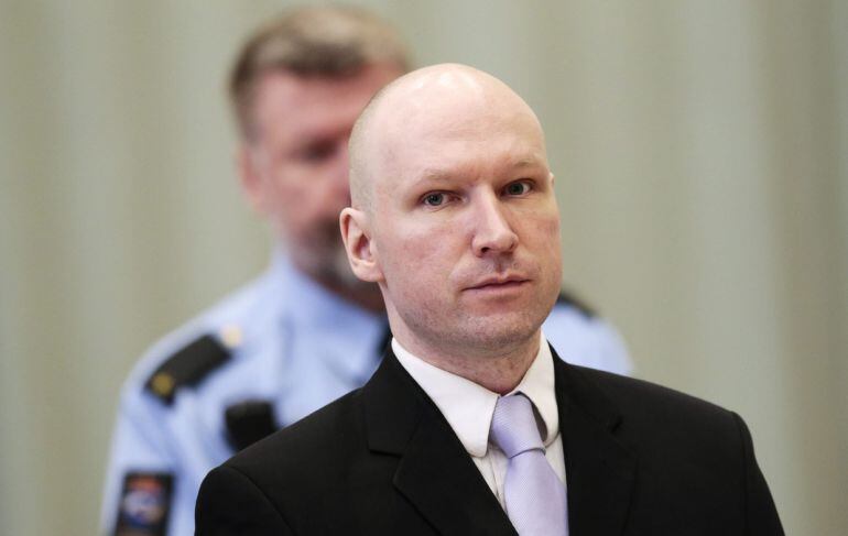 Fotografía fechada el 18 de marzo de 2016 que muestra al ultraderechista Anders Behring Breivik durante su cuarto y último día de juicio en la prisión de Skien (Noruega) 