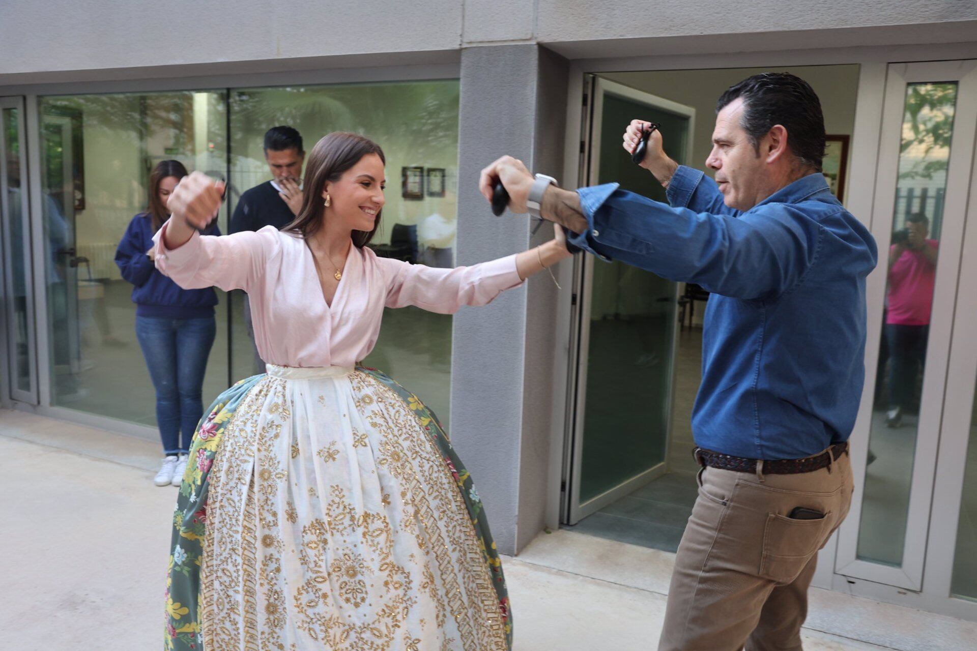 La fallera mayor de València, Mª Estela Arlandis, durante un ensayo de la &#039;Dansà&#039; - ARMANDO ROMERO