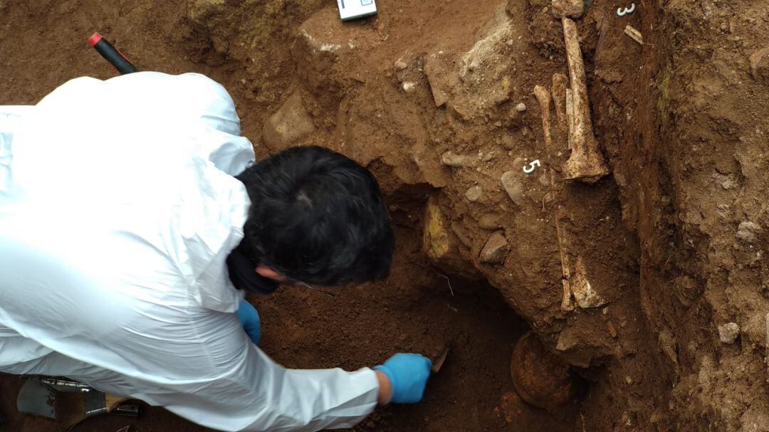 El arqueólogo, Jesús Román, durante una de las intervenciones en el Cuadro de San Ramón en el Cementerio de La Salud en Córdoba