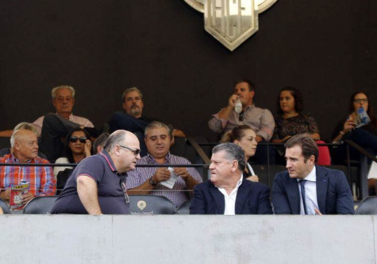 Ramírez, Botella y el presidente del Hércules, Carlos Parodi, en el palco del Rico Pérez