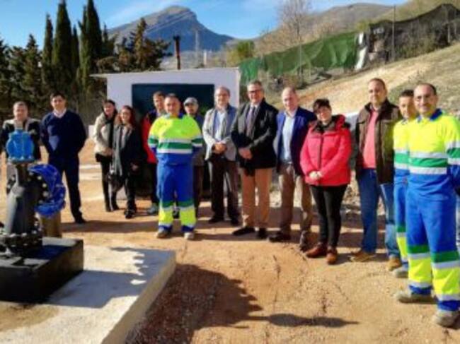 Foto de familia con responsables del Ayuntamiento y de la Empresa Aguas de Jódar, tras la instalación de un nuevo motor para mejorar el suministro de agua