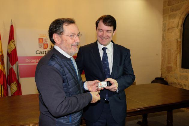 José Ramón Paradinas, presidente de AECC, ha recibido las llaves del lcoal que será la nueva sede de la asociación