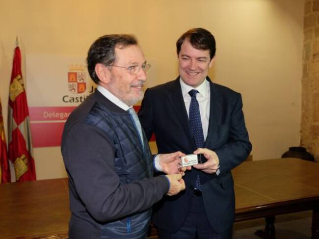 José Ramón Paradinas, presidente de AECC, ha recibido las llaves del lcoal que será la nueva sede de la asociación