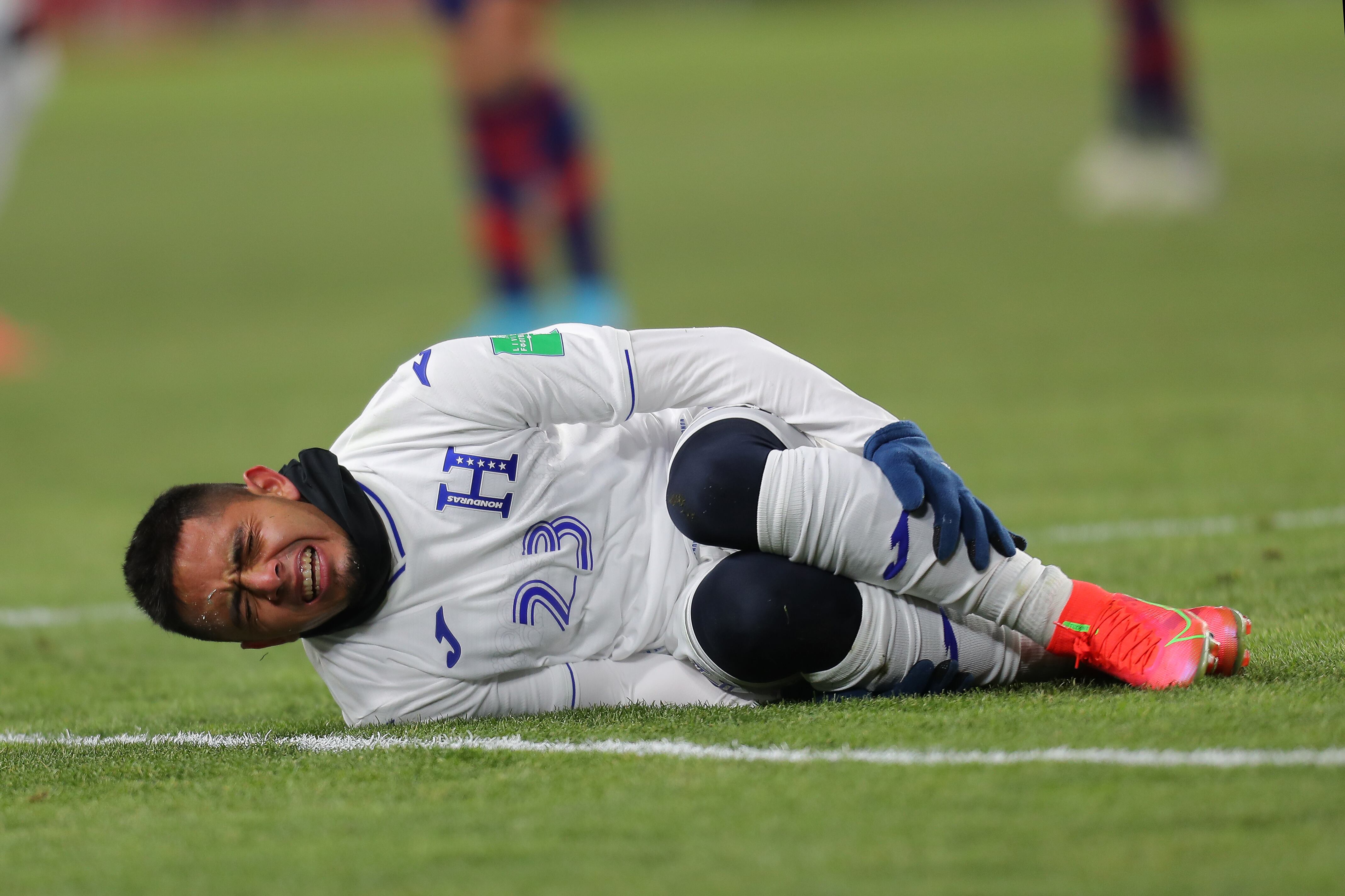 Diego Rodriguez, futbolista de Honduras, quejándose de un golpe durante el partido