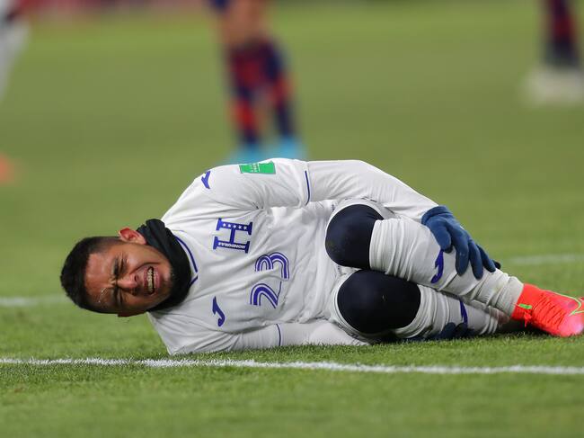 Diego Rodriguez, futbolista de Honduras, quejándose de un golpe durante el partido