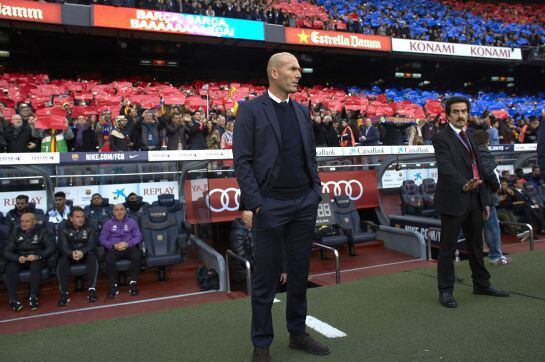 Zidane, en el banquillo del Camp Nou