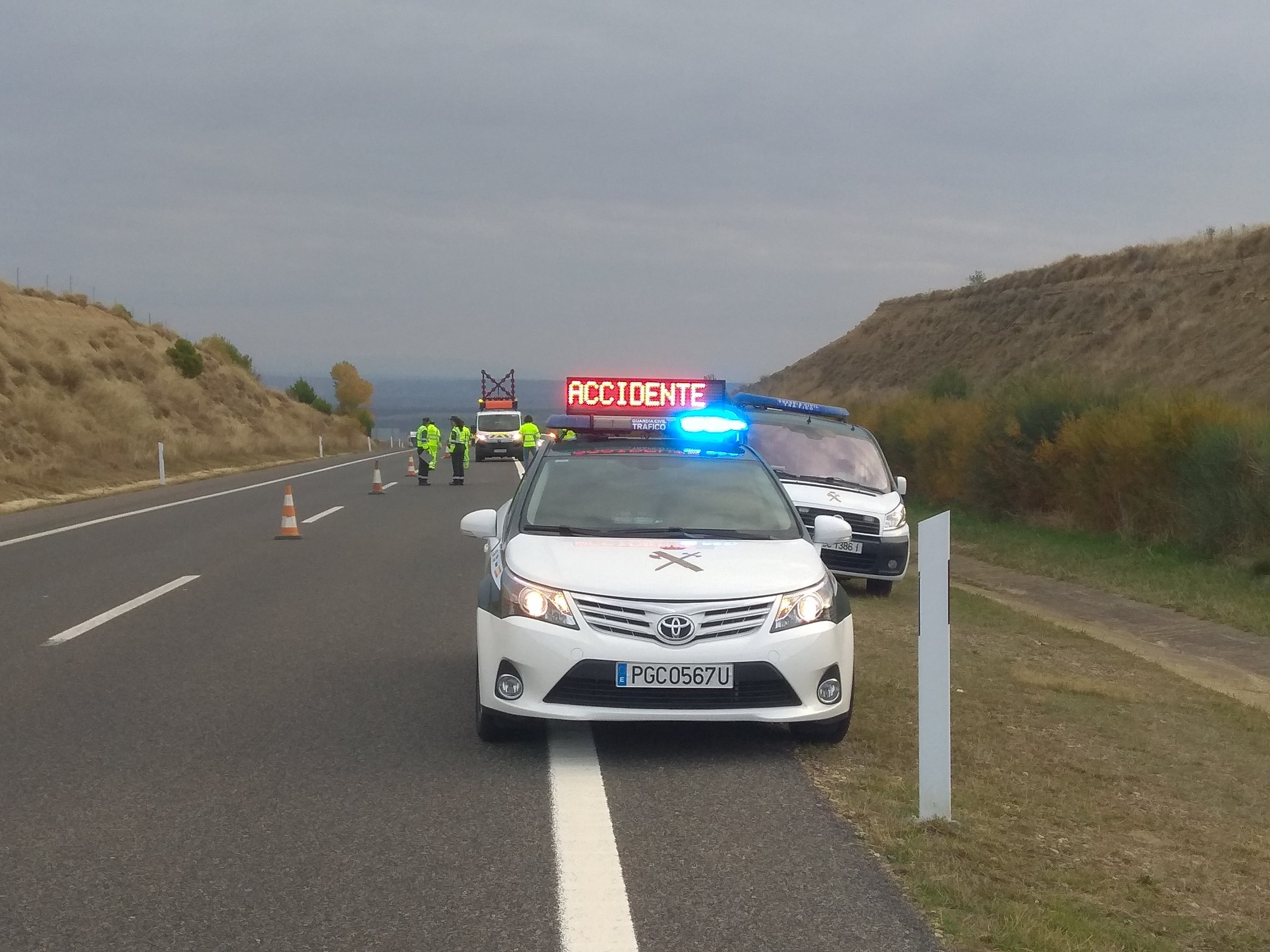 Coche de la Guardia Civil de Tráfico en un accidente de circulación, imagen de archivo.