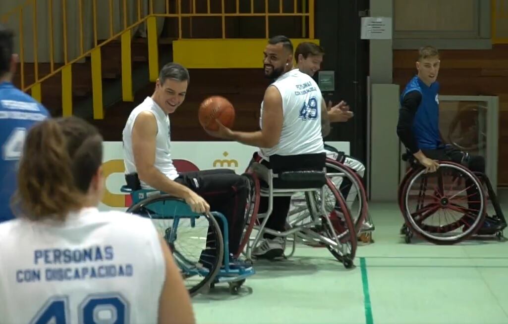 El presidente del Gobierno, Pedro Sánchez, tras anotar una canasta en el amistoso de baloncesto en silla de ruedas entre equipos de Leganés y Getafe