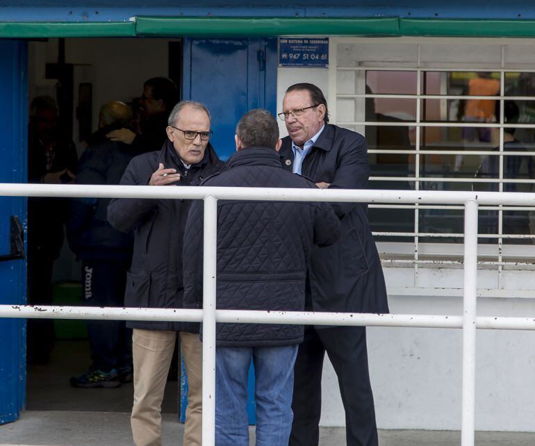 Maté, de frente junto al presidente de la Arandina, Pedro García en El Montecillo.