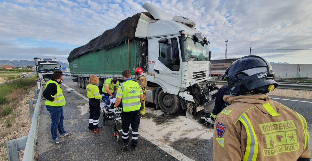 El herido grave es atendido por los servicios de emergencias