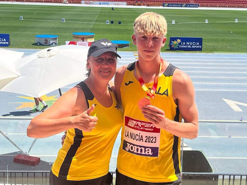 El medallista veratense con su entrenadora.