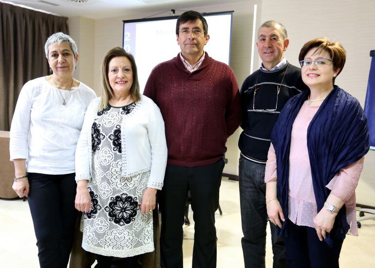 La Asociación de Familiares de Enfermos de Alzheimer de Castilla y León hace balance de las actuaciones de 2015. De izquierda a derecha, Asunción Rubio, vocal; Milagros Carvajal, presidenta; Domingo Aceves, secretario; Raúl García, vocal; y Mercedes Nicol