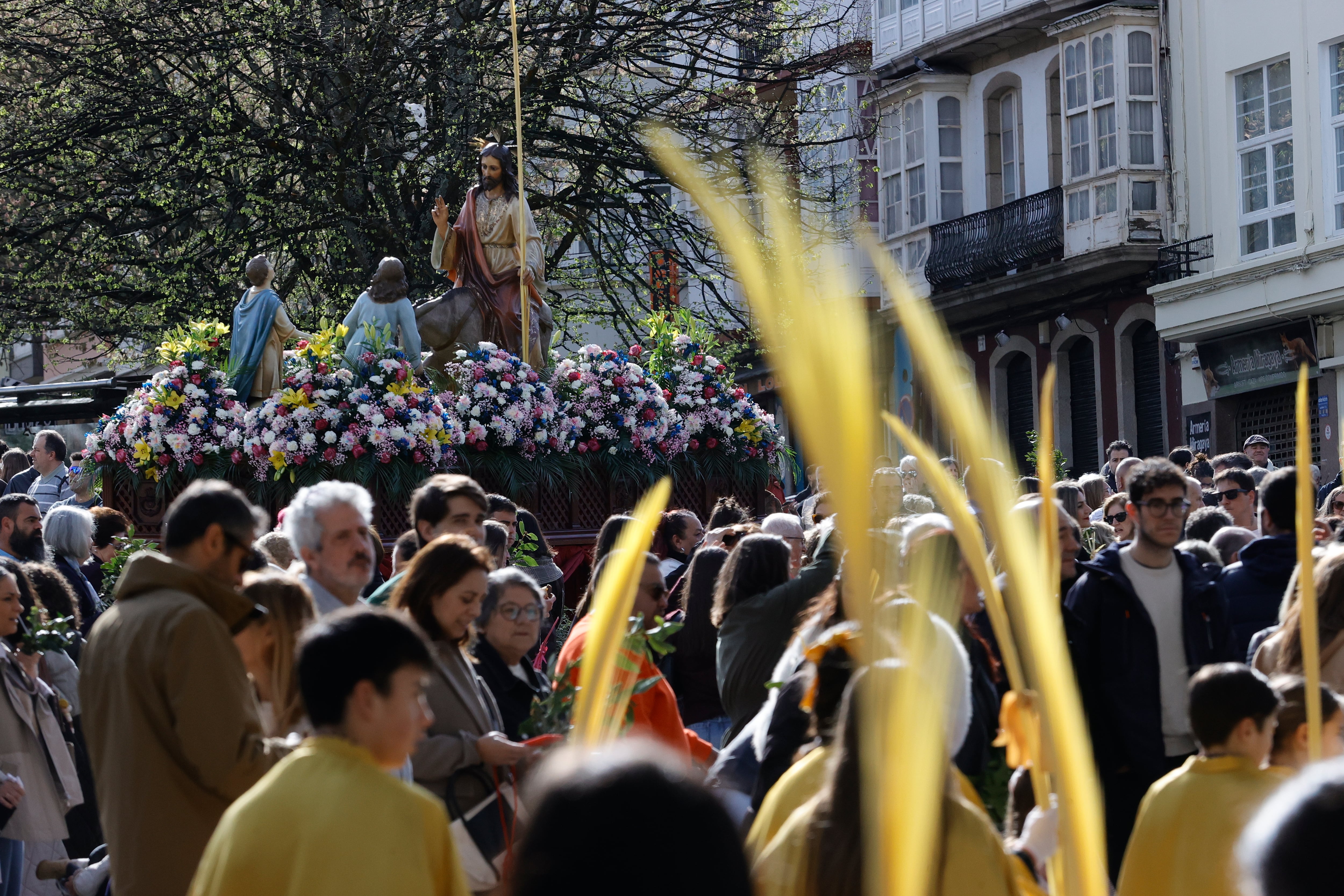 FERROL, 29/03/2026.- Ferrol abre su Semana Santa de interés turístico internacional, con las procesiones matinales del Domingo de Ramos que promueven las cofradías de las Angustias y de Dolores tras la tradicional bendición de las palmas y ramos en la céntrica plaza de Amboage. EFE/Kiko Delgado