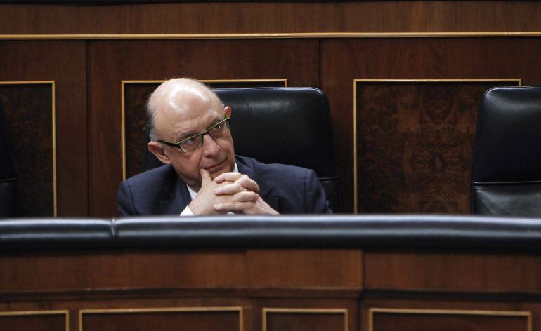  Cristóbal Montoro, en su escaño, durante el debate de Presupuestos hoy en el Congreso de los Diputados