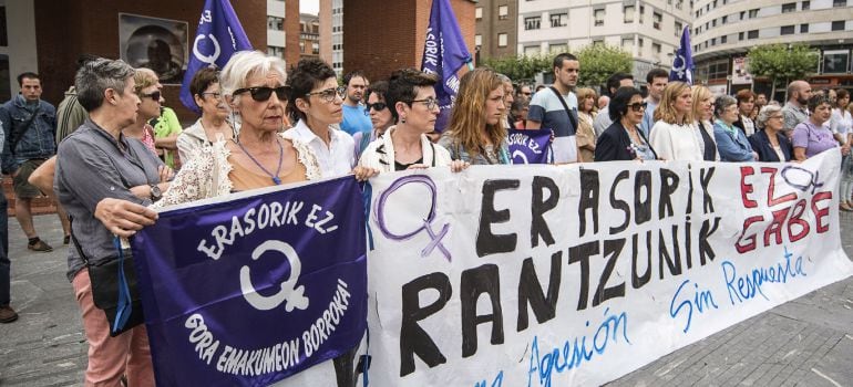 Concentración de condena en el Ayuntamiento de Barakaldo tras la detención del presunto autor de una agresión sexual a una mujer