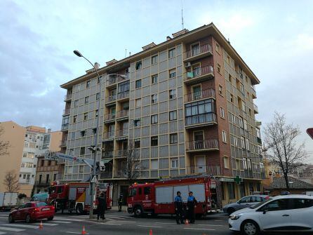 Dos camiones de bomberos a la puerta del número 21 de Ezequiel González