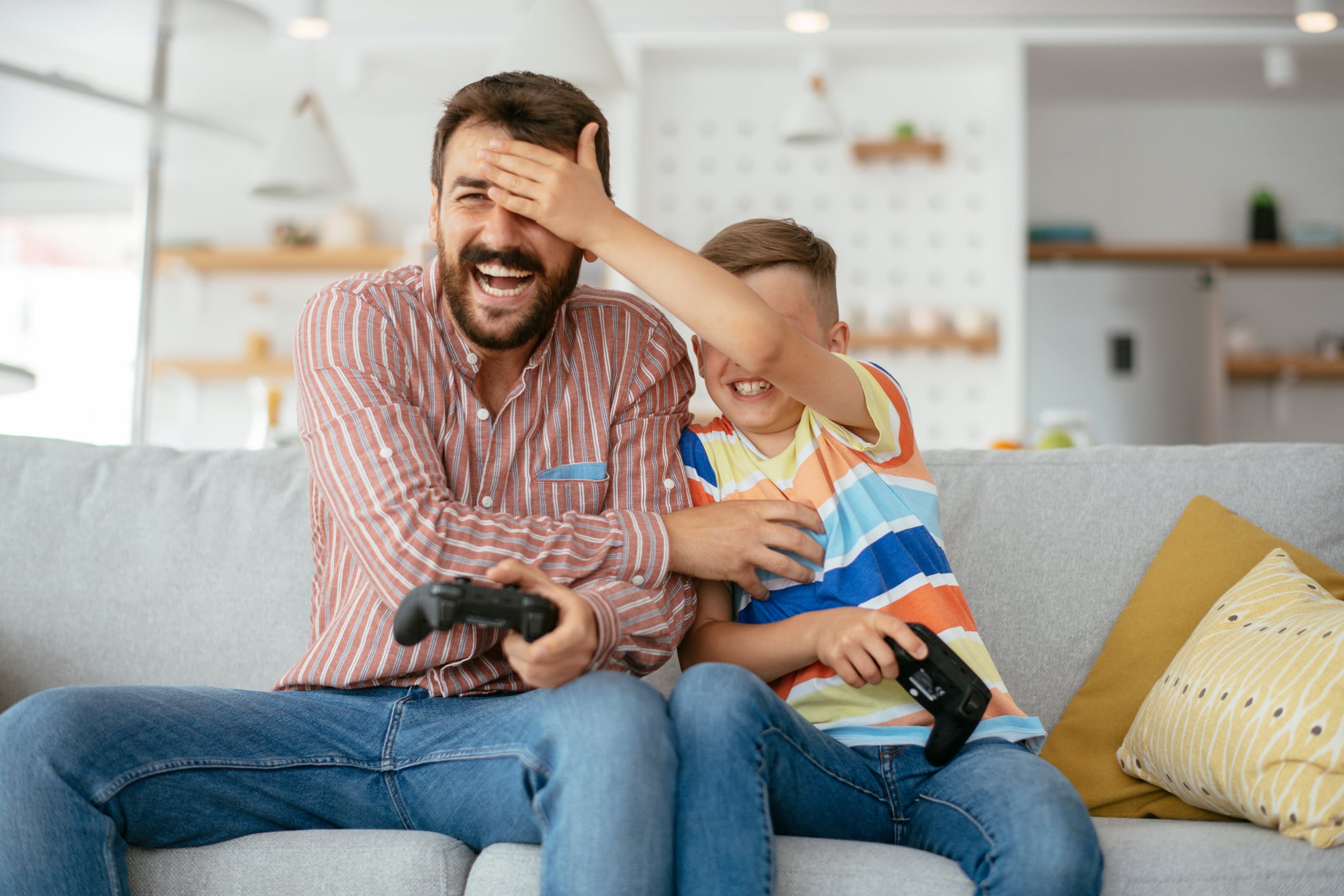 Padres e hijos compartiendo videojuego.