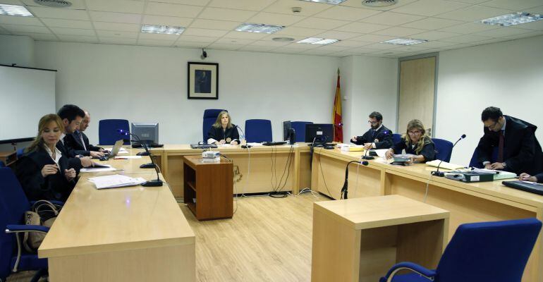 El tribunal durante la vista oral entre el Eibar, Elche y Liga de Fútbol Profesional celebrada en la Audiencia Nacional de Madrid
