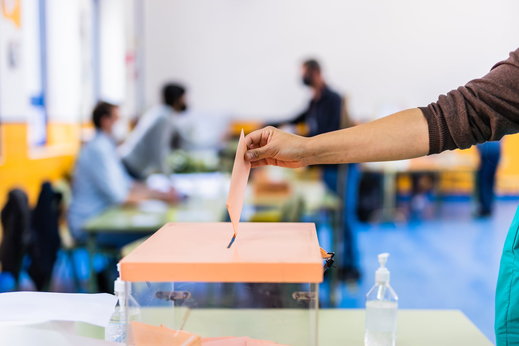 Un ciudadano ejerciendo su derecho al voto.