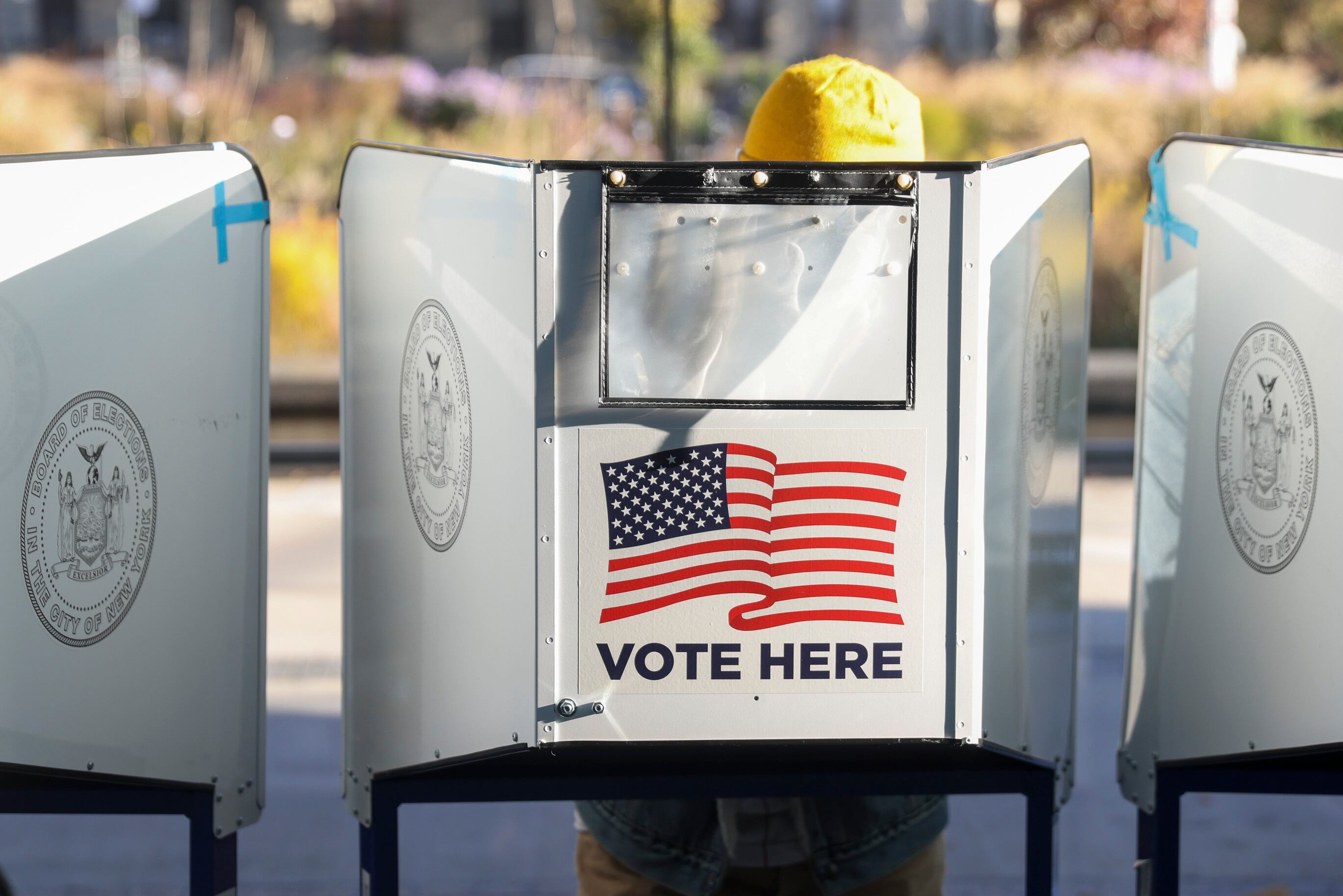 La gente vota en un colegio electoral del Museo de Brooklyn, en el barrio de Brooklyn de Nueva York, Nueva York, EE. UU., el 4 de noviembre de 2025.