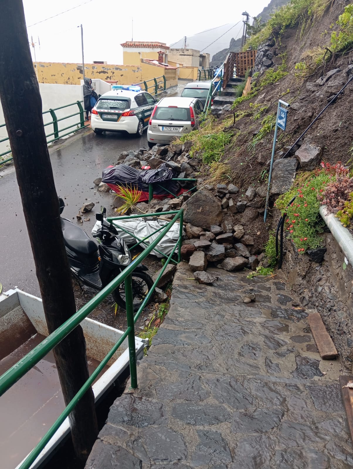 GRAFCAN1894. VALLE GRAN REY (LA GOMERA) (ESPAÑA), 25/03/2026.- El Gobierno de Canarias ha enviado un mensaje ES-Alert a la población de La Gomera para alertar del peligro por las lluvias de la borrasca Therese, que este miércoles están concentrándose en el municipio de Valle Gran Rey. En la imagen, una patrulla de la Guardia Civil pide a los vecinos que se queden en casa, junto a un muro derribado por el agua. EFE/Duna Quintero SOLO USO EDITORIAL/SOLO DISPONIBLE PARA ILUSTRAR LA NOTICIA QUE ACOMPAÑA (CRÉDITO OBLIGATORIO)