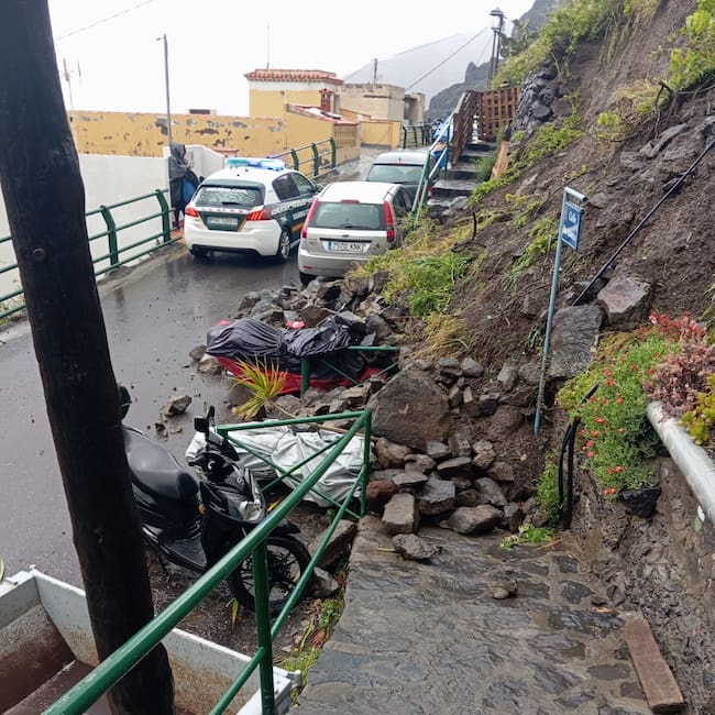 GRAFCAN1894. VALLE GRAN REY (LA GOMERA) (ESPAÑA), 25/03/2026.- El Gobierno de Canarias ha enviado un mensaje ES-Alert a la población de La Gomera para alertar del peligro por las lluvias de la borrasca Therese, que este miércoles están concentrándose en el municipio de Valle Gran Rey. En la imagen, una patrulla de la Guardia Civil pide a los vecinos que se queden en casa, junto a un muro derribado por el agua. EFE/Duna Quintero SOLO USO EDITORIAL/SOLO DISPONIBLE PARA ILUSTRAR LA NOTICIA QUE ACOMPAÑA (CRÉDITO OBLIGATORIO)