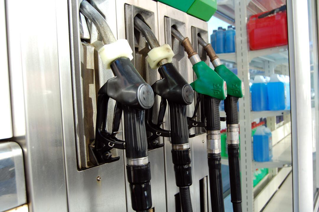 Sortidors de carburants d'una estació de servei.