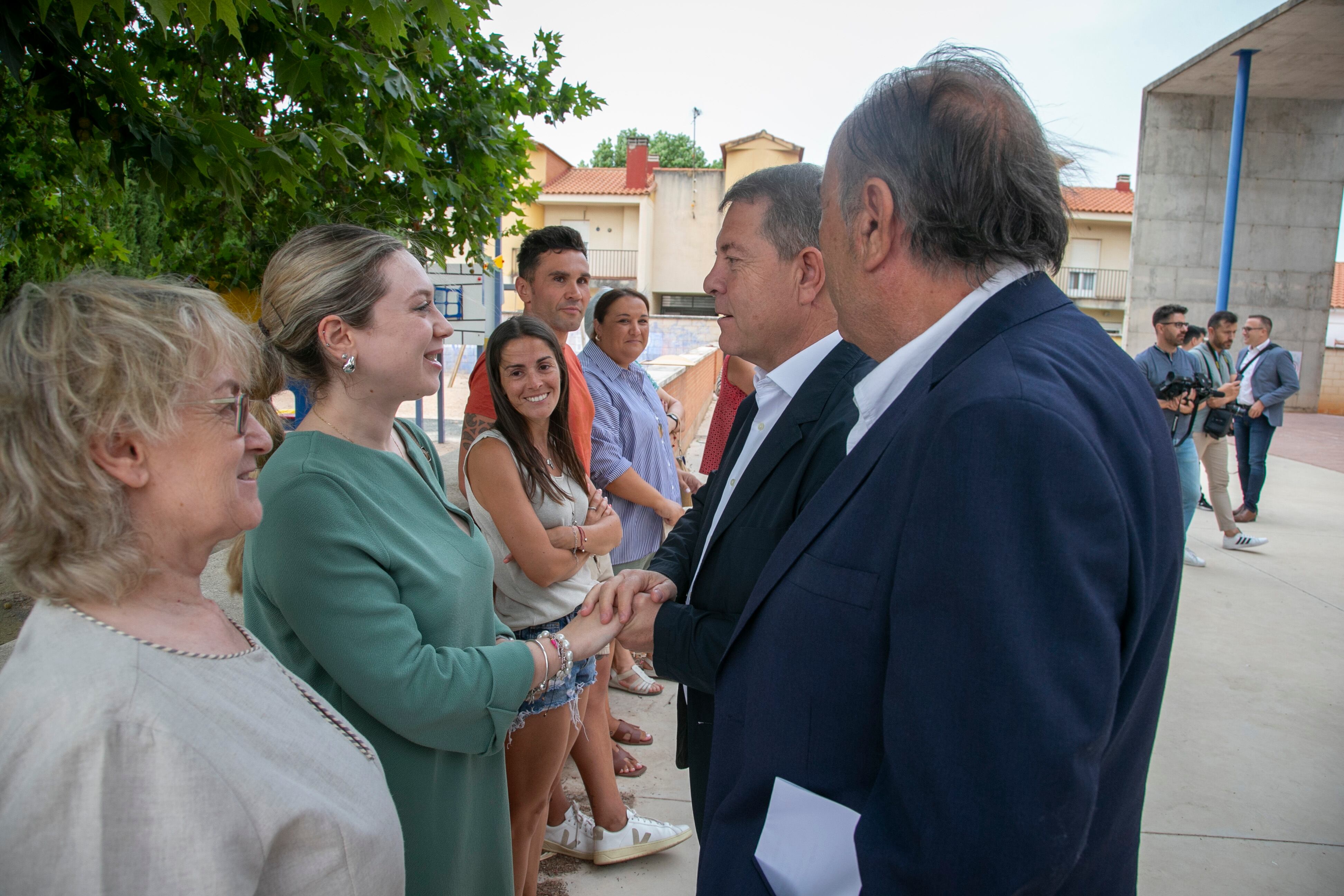 Maribel Martínez Redondo con Emiliano García-Page, jefe del Ejecutivo regional, en la inauguración, en Santa María de los Llanos, la escuela infantil, ubicada en el C.R.A. Airén, Sección Los Hinojosos. (Fotos: A. Pérez Herrera // JCCM)