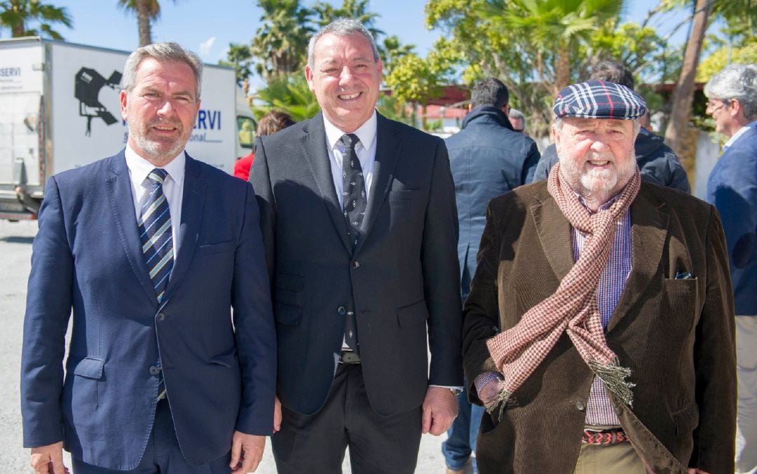 Francisco Álvarez de la Chica junto a Ángel Díaz Sol ex-presidentes del Puerto de Motril junto con el nuevo presidente de la Autoridad Portuaria, José García Fuentes