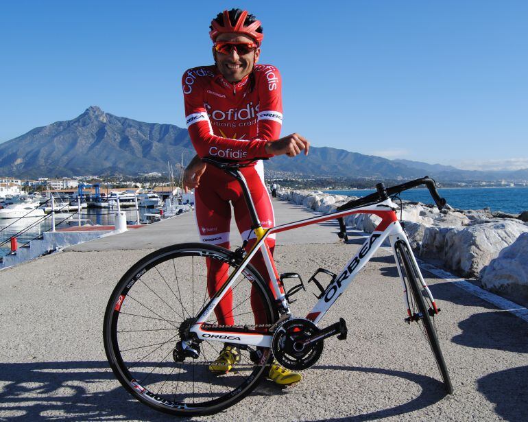 Luis Ángel Maté posa junto a su bicicleta
