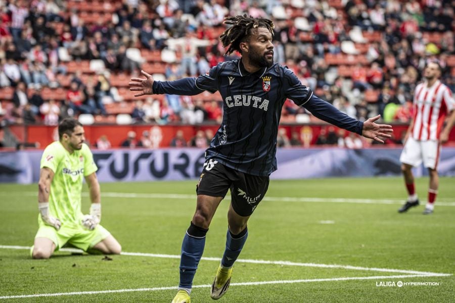 El jugador del Ceuta Konrad celebra el 1-2 en El Molinón.