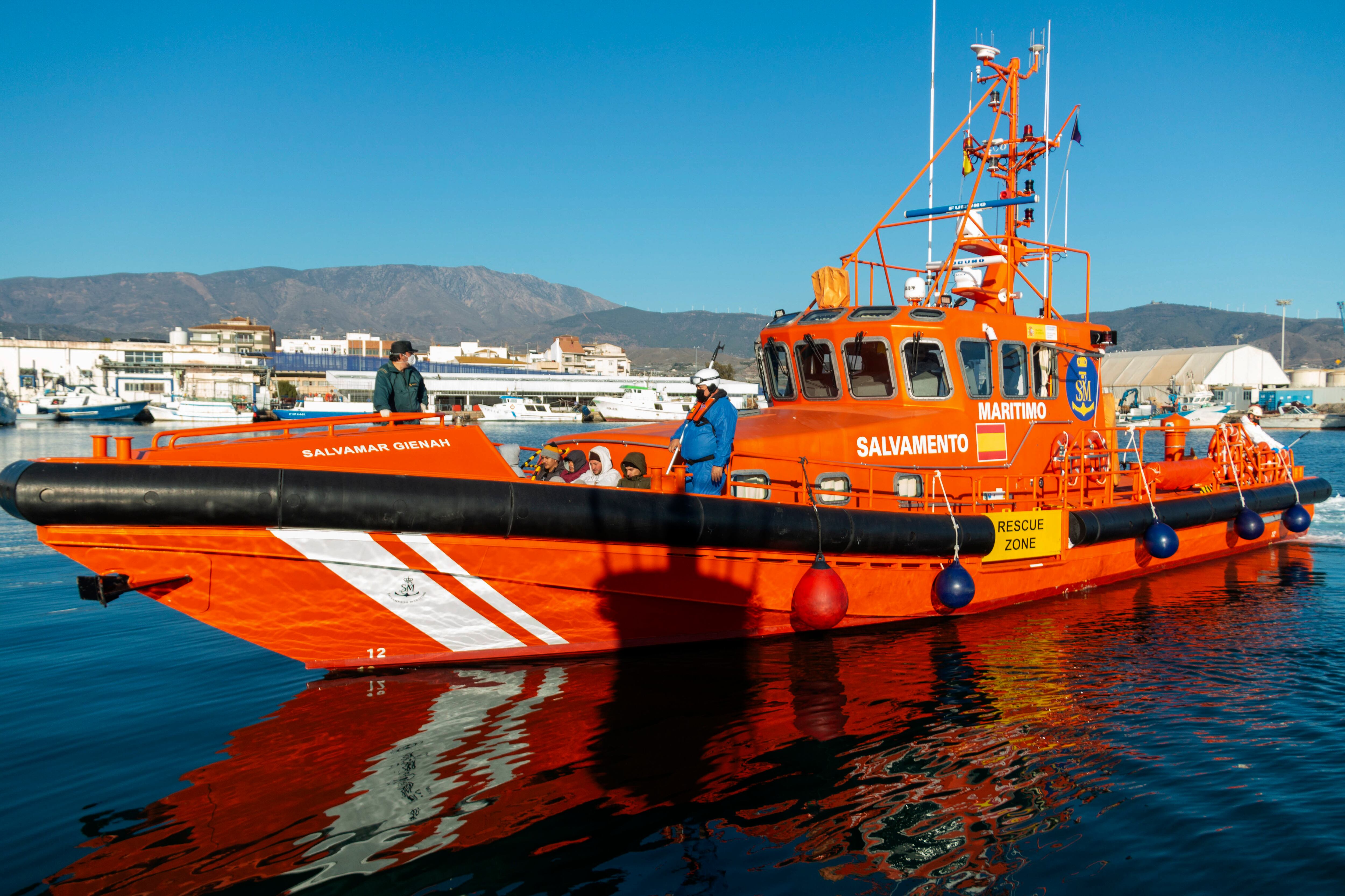 MOTRIL (GRANADA), 04/02/2023.- Efectivos de Salvamento Marítimo han trasladado este sábado al puerto de Motril (Granada) a cinco inmigrantes de origen magrebí que consiguieron llegar el día anterior por sus propios medios a la isla de Alborán, donde han permanecido bajo la custodia de la Armada Española. EFE/ Alba Feixas
