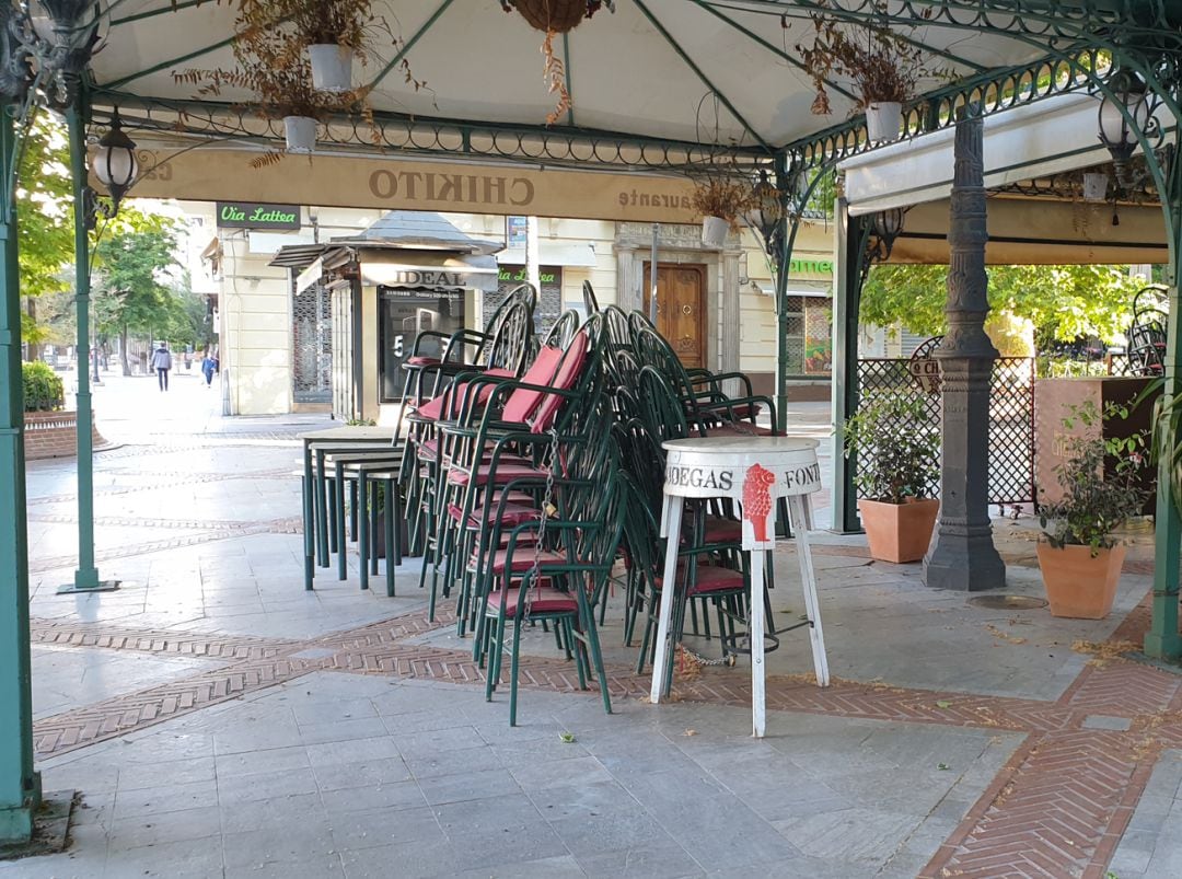 Terraza de restaurante cerrada en Granada 