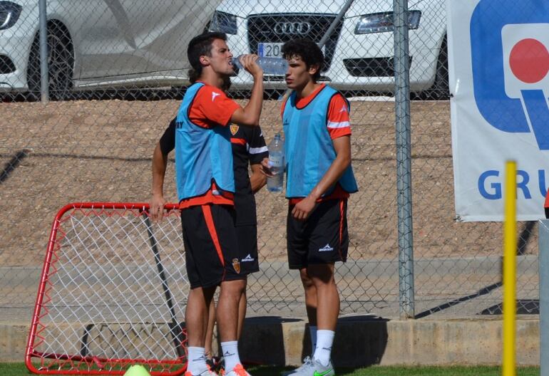 Erik Morán y Jesús Vallejo beben agua en la pause de un entrenamiento en la Ciudad Deportiva. 