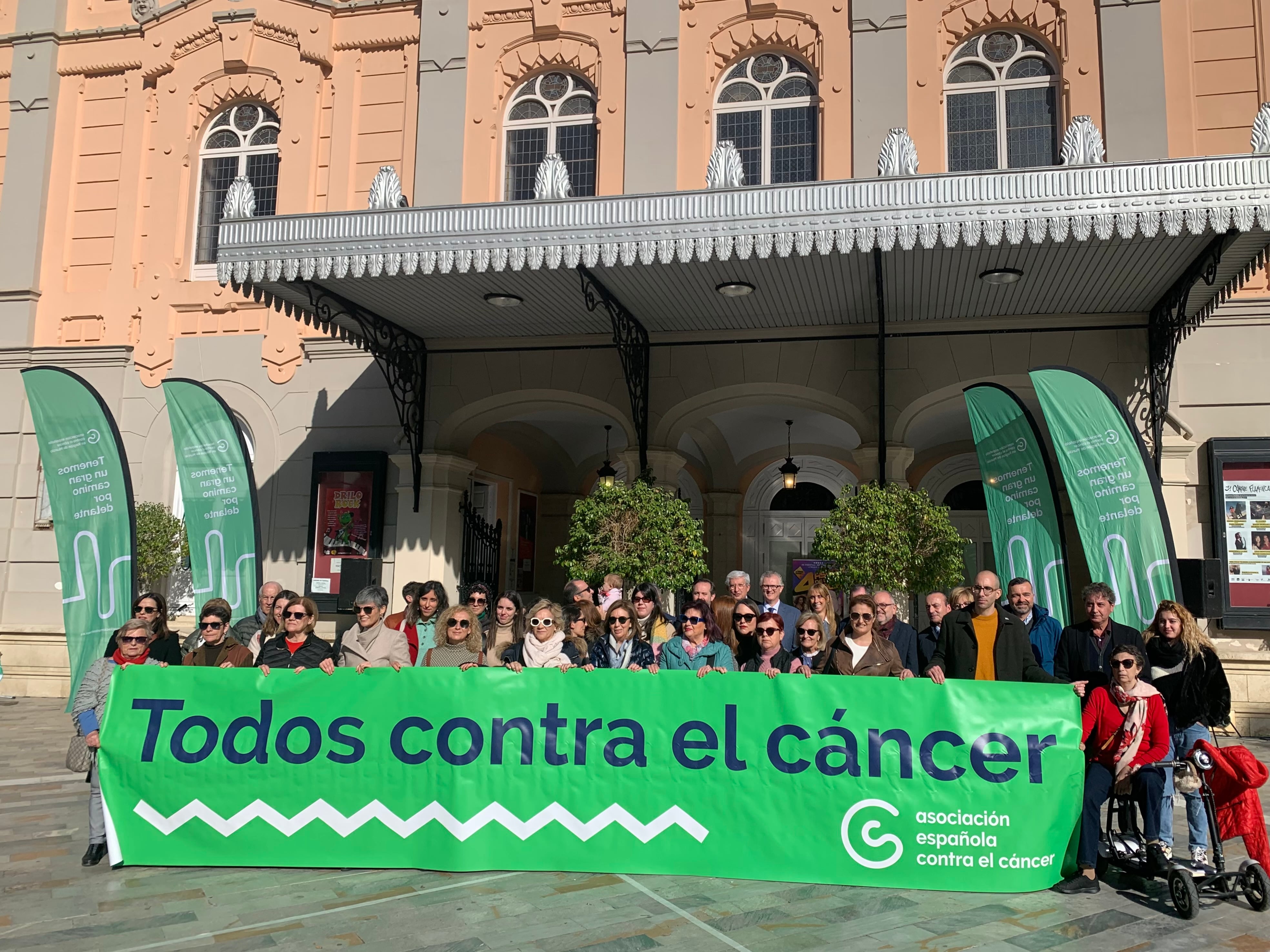 &#039;Todos contra el cáncer&#039; con motivo del Día Mundial frente a la enfermedad organizado por la Aecc en la plaza del Romea.