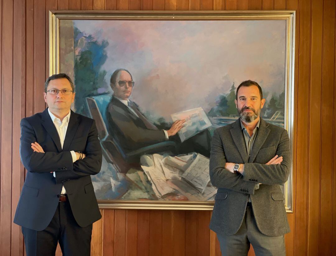 Pedro y Bernardo Soliveres, junto a un cuadro de su padre y fundador del grupo VAPF, Pedro Soliveres.