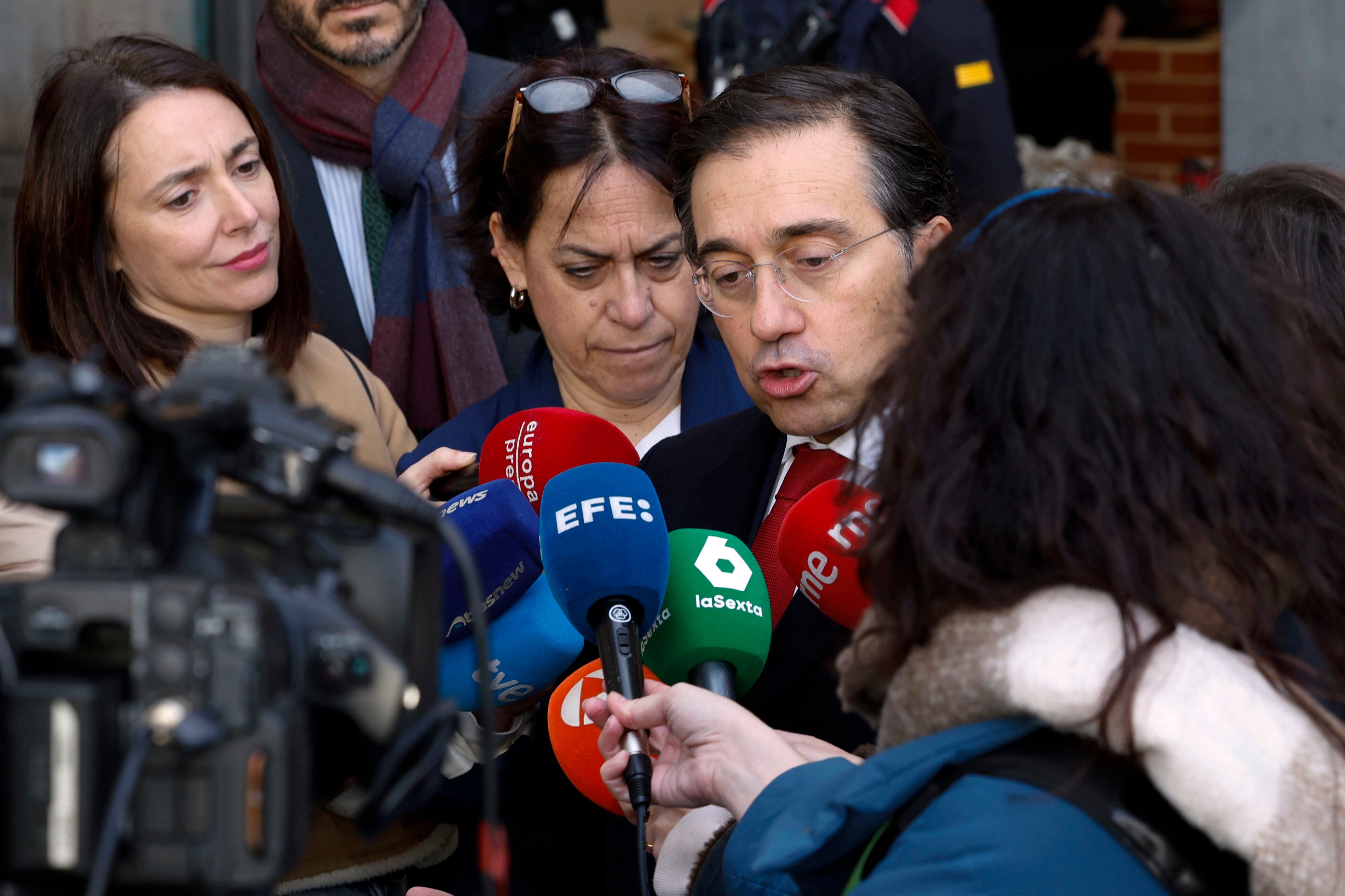 El ministro de Asuntos Exteriores, José Manuel Albares, atiende a los medios. EFE/Toni Albir